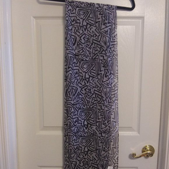 Abstract Black and White Oversized Scarf | New - Picture 5 of 6